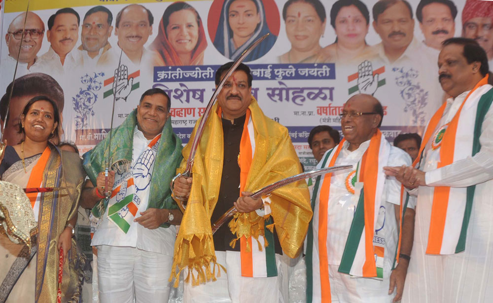 CHIEF MINISTER PRITHVIRAJ CHAVAN MRCC PRESIDENT KRIPASHANKAR SINGH ON OCCASION OF KRANTI JYOTI SAVITRIBAI PHULE BIRTH ANNIVERSARY AT DADA TILAK BHAVAN.
