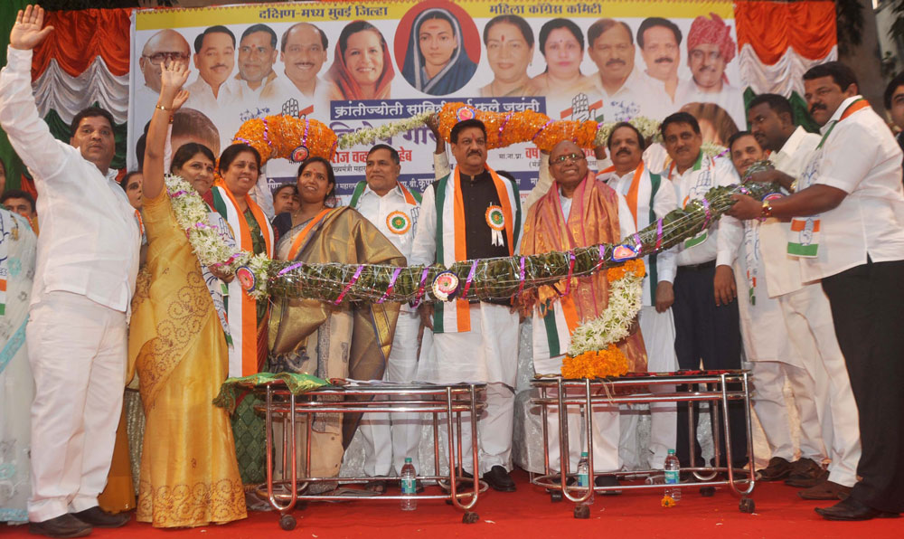 CHIEF MINISTER PRITHVIRAJ CHAVAN MRCC PRESIDENT KRIPASHANKAR SINGH ON OCCASION OF KRANTI JYOTI SAVITRIBAI PHULE BIRTH ANNIVERSARY AT DADA TILAK BHAVAN.