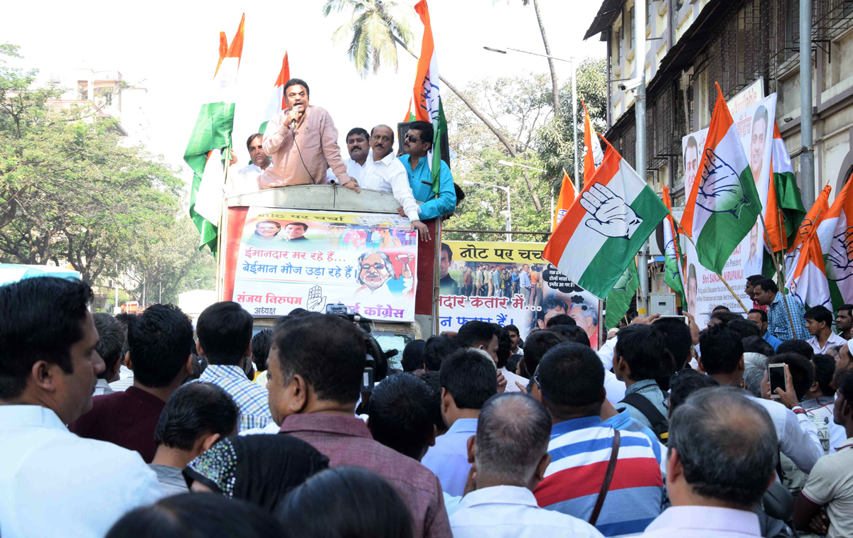 Mumbai Congress President Sanjay Nirupam during "Note Pe Charcha" near Crowded Banks at Byculla near J.J.Hospital.