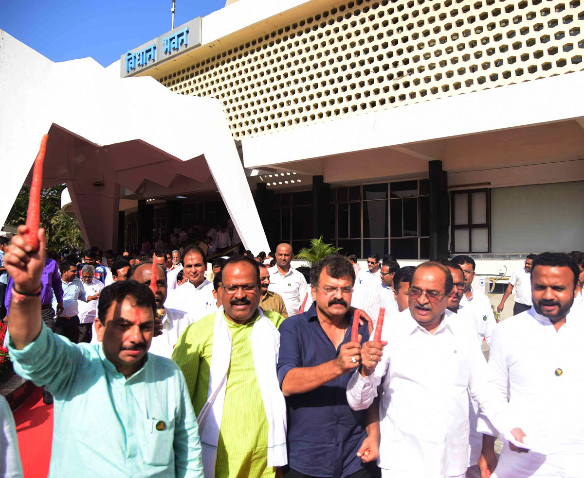 #Budget Session: Ruling Party & Opposition Party Leaders on Budget Day at Vidhan Bhavan Mumbai.