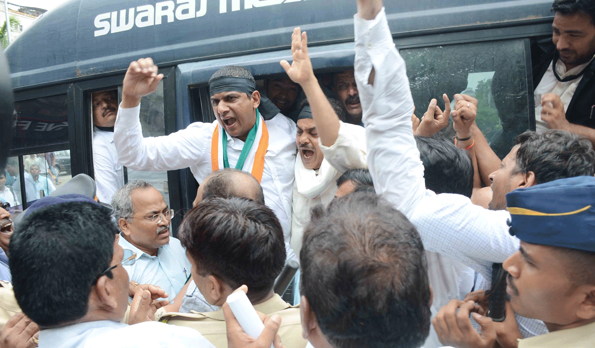Mumbai Congress "Mukh Morcha" at Hutatma Chowk on Suspension of Congress Party Chairperson MP.Sonia Gandhi with Congress MP's in Parliament House.