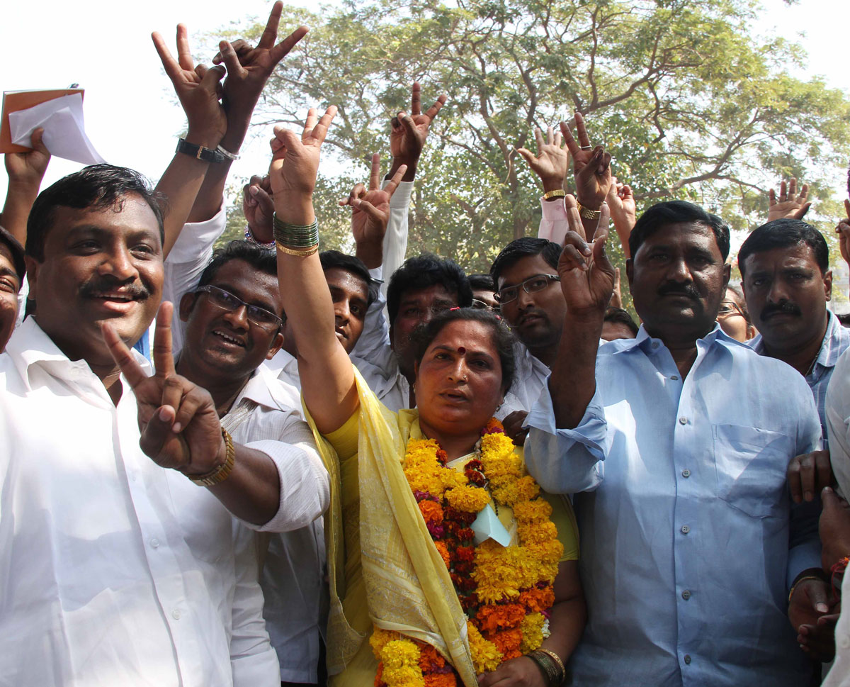 CONGRESS PARTY WINNER CANDIDATE WARD.NO.148 MRS.SANGITA HANDORE AT CHEMBUR ON OCCASION MLA & EX MINISTER CHANDRKANT HANDORE.