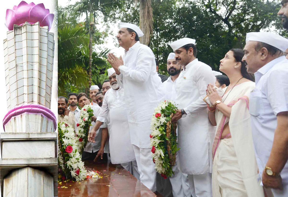 Leader's Paying Homage to Krantiveer's on Occasion of Kranti Din at August Kranti Maidan Gawalia Tank.