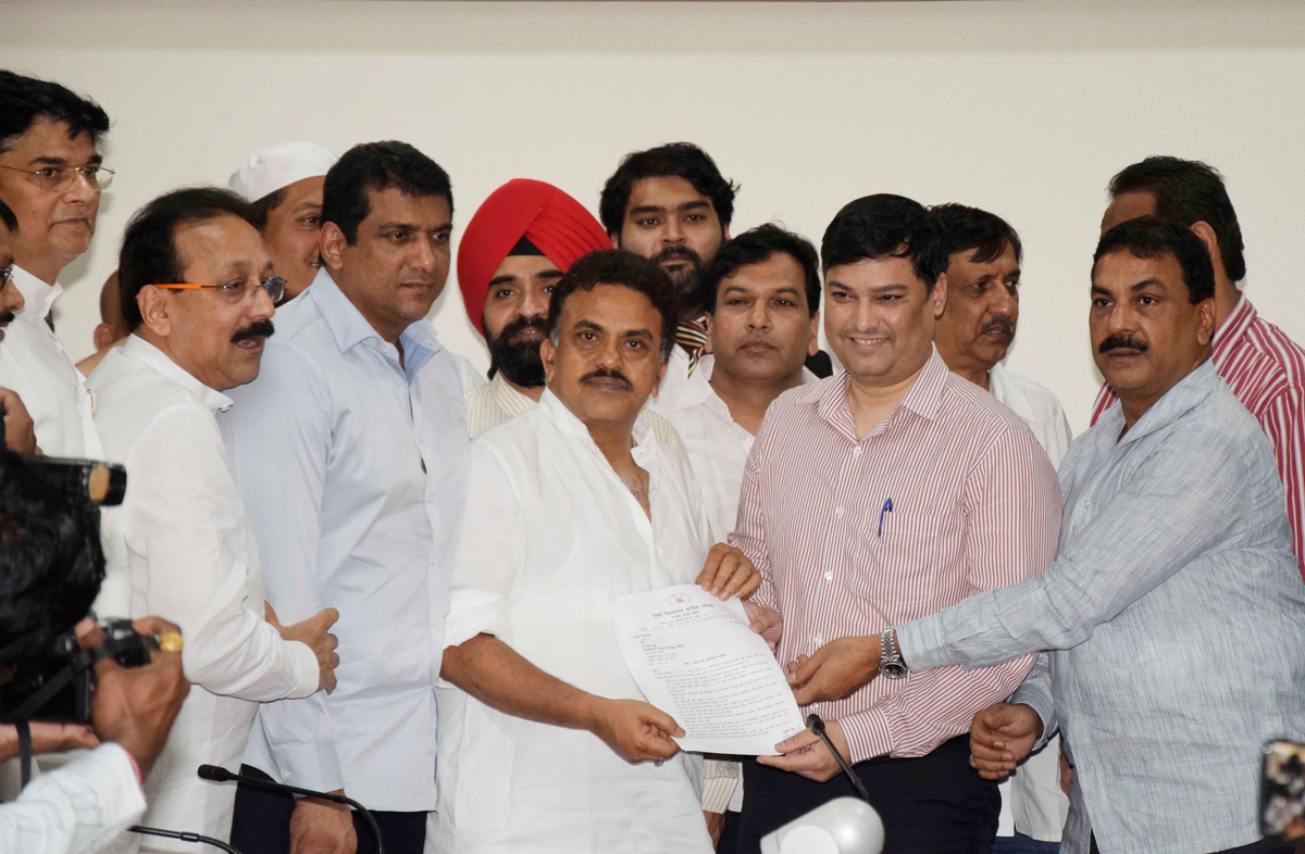 Mumbai Congress President Sanjay Nirupam today led a delegation and met with the Mumbai Suburban District Collector Sachin Kurve.