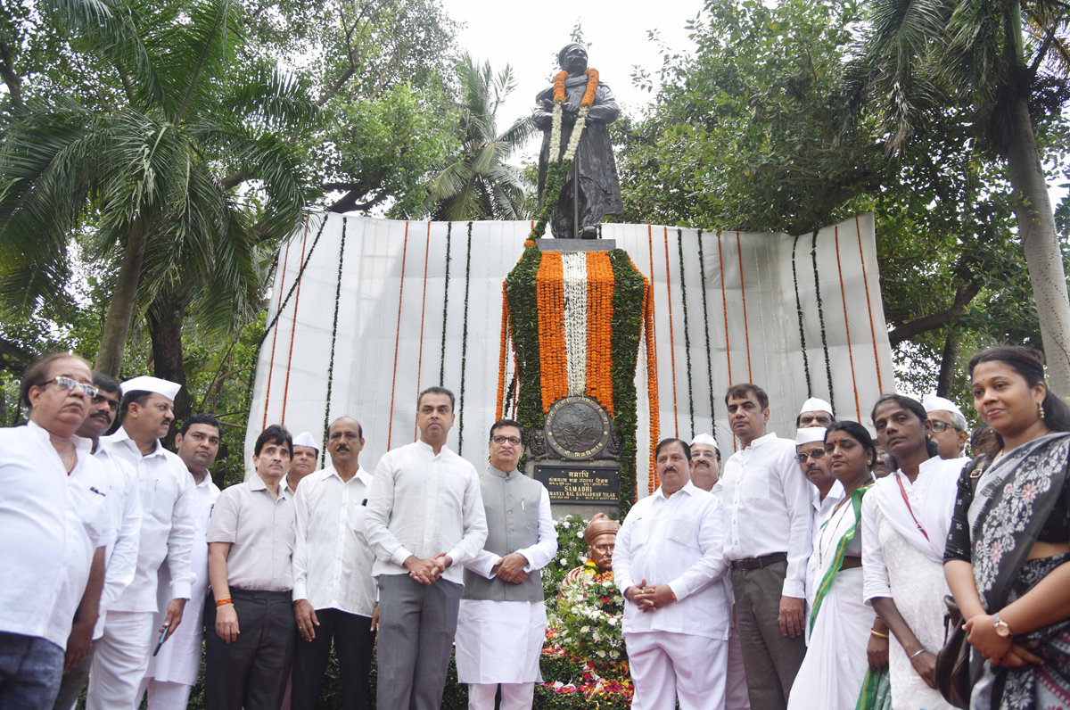 Congress Leaders MPCC President Balasaheb Thorat & MRCC President Milind Deora Paying Tribute to Lokmanya Tilak at Girgaon Chowpatty on his Death Anniversary.