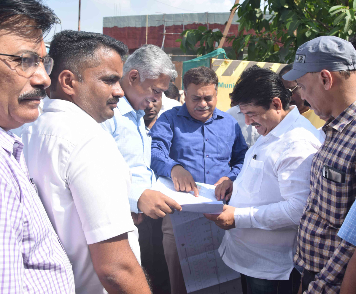 Ghatkopar (W) AsseGhatkopar (W) Assembly MP Manoj Kotak with DCP Traffic along with MCGM officers from Road,DP Bridges Executive Engineers fro N ward & S ward visited Link Road on Traffic issuembly MP Manoj Kotak with DCP Traffic along with MCGM officers 