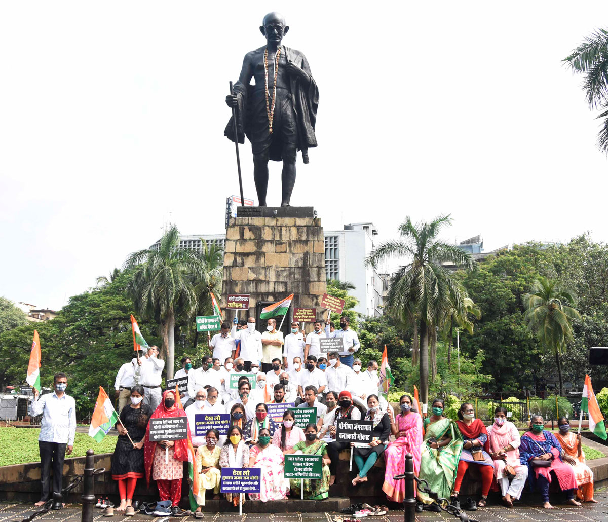 Silent Protest by MPCC & MRCC Congress Party Leaders & Workers near Gandhi Statue at Mantralay on Hathras issue.