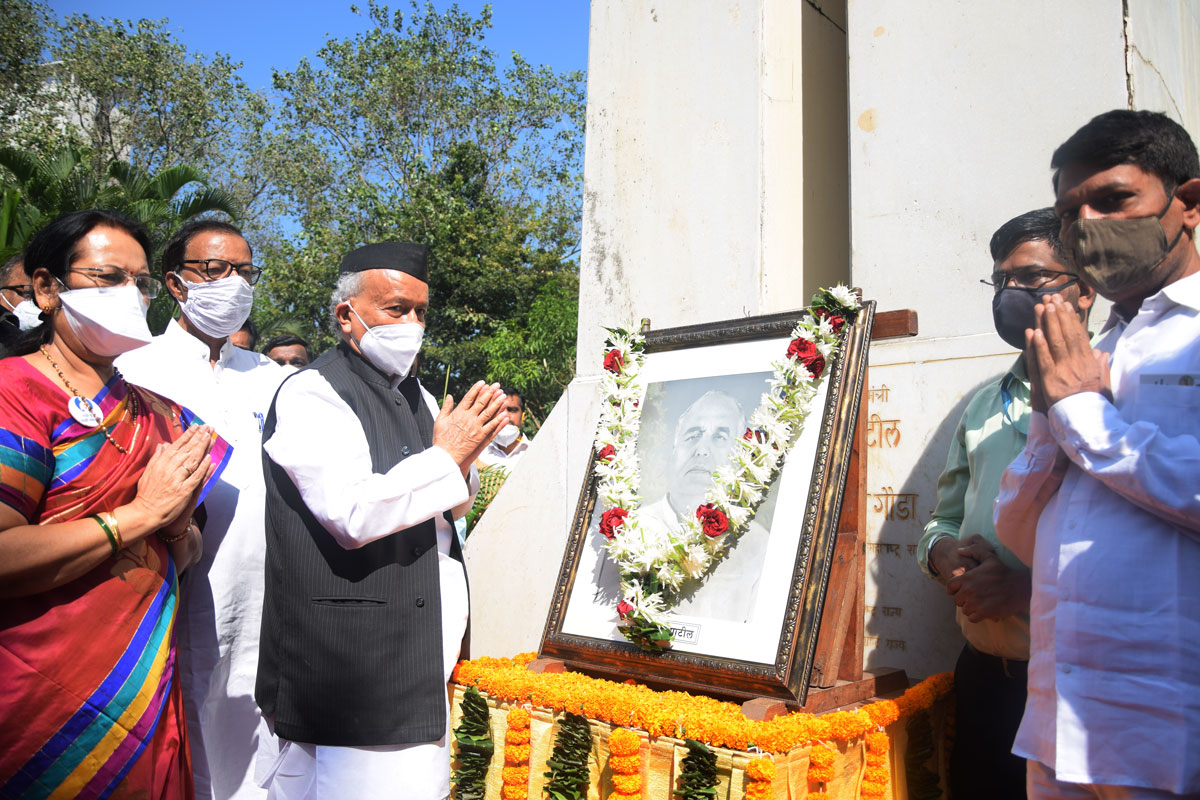 Governor Bhagat Singh Koshiyari Paying Tribute to Former Chief Minister Vasantdada Patil at Vidhan Bhavan.