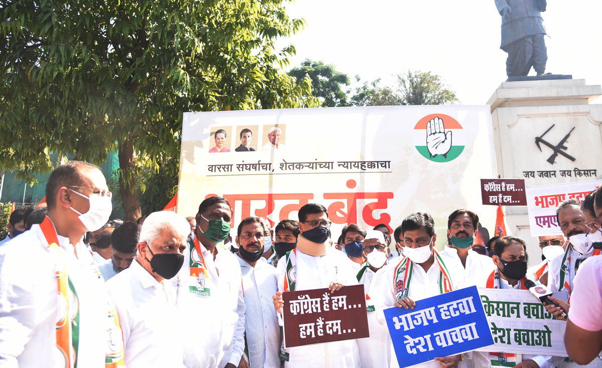 MPCC Leaders Supports Farmers Protest against BJP Govt.by Protest Agitation at Lal Bahadur Shastri Statue near Regal Cinema.