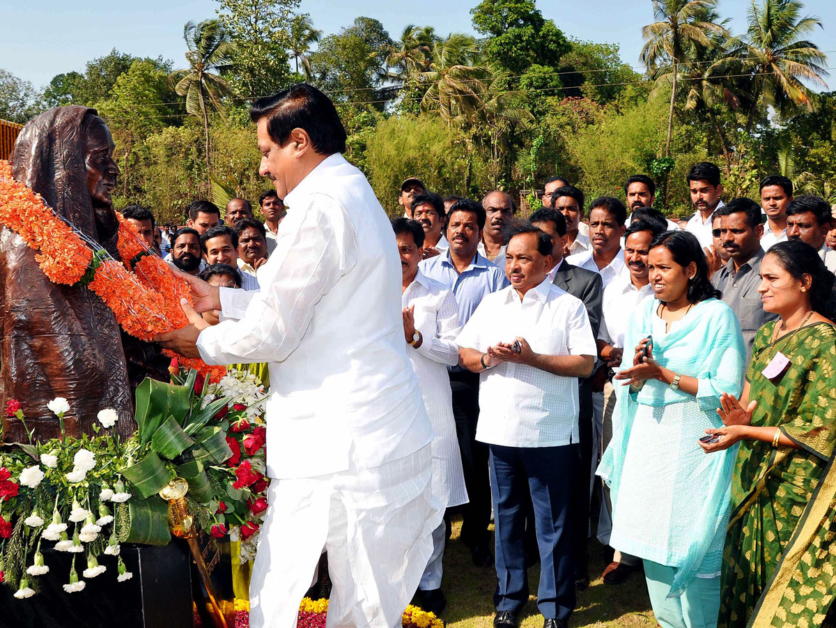 CHIEF MINISTER PRITHVIRAJ CHAVAN & MIN.NARAYA​N RANE IN SINDUDURGH KOKAN.