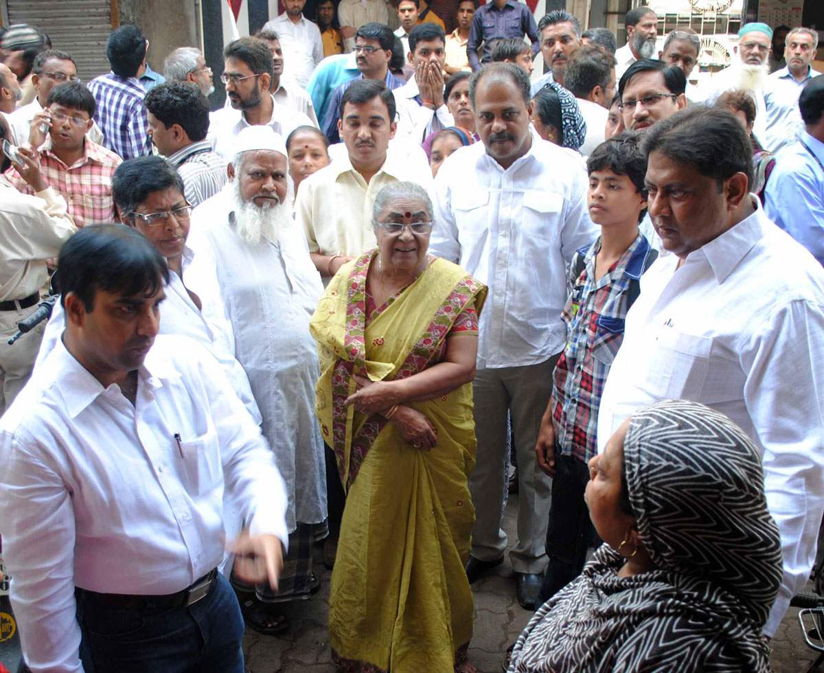 MLA ANNIE SHEKHAR & MUNICIPAL CORPORATER JAVED JUNEJA ROUND WARD NO 223.