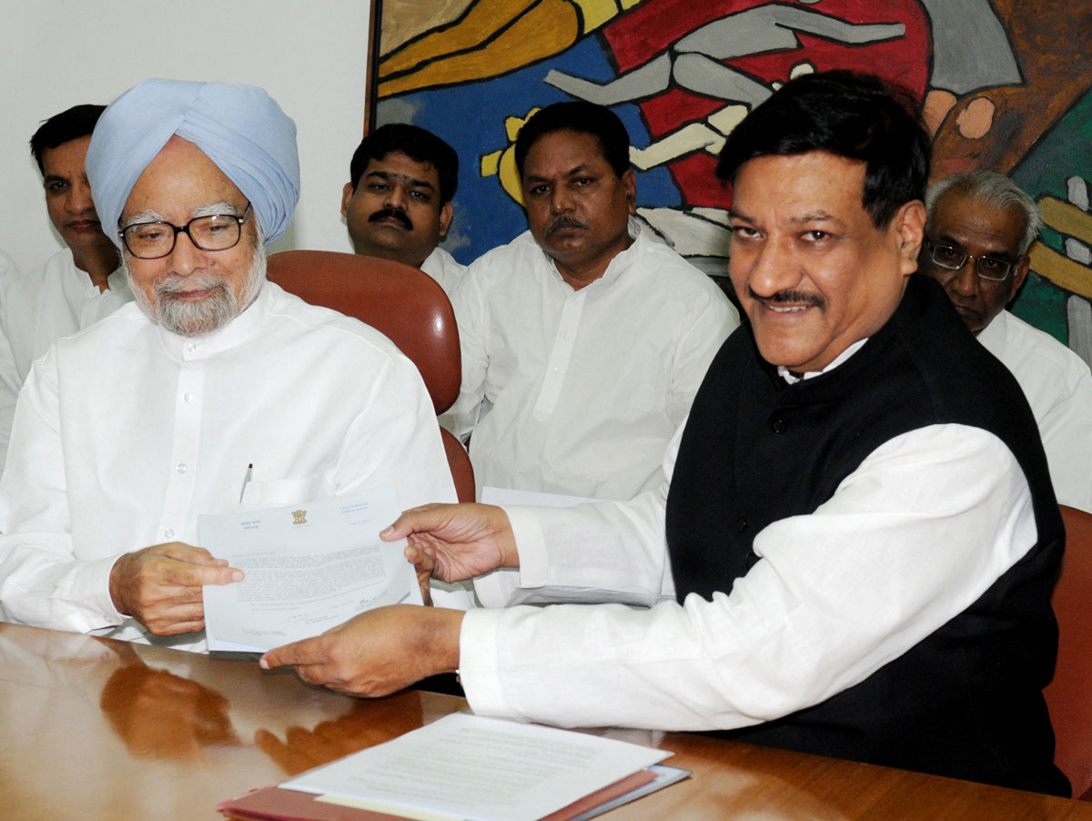 CHIEF MINISTER PRITHVIRAJ CHAVAN MEETS PRIME MINISTER DR.MANMOHAN SINGH AT NEW DELHI.