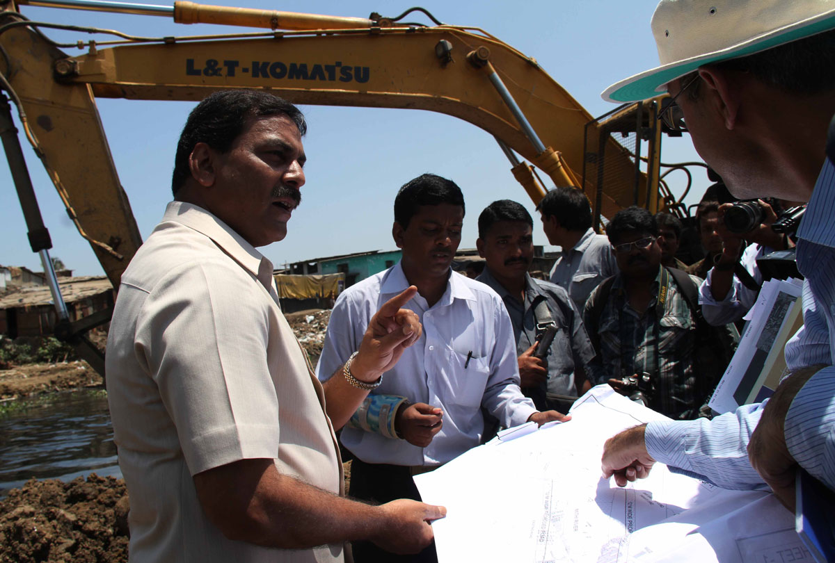 GUARDIAN MINISTER MOHD.ARIF NASIM KHAN WITH MMRDA & BMC OFFICERS VISITED TO SEE THE WORK IN PROGRESS FOR CLEANING OF MEETHI NADI (RIVER) FROM BKC TO KURLA.
