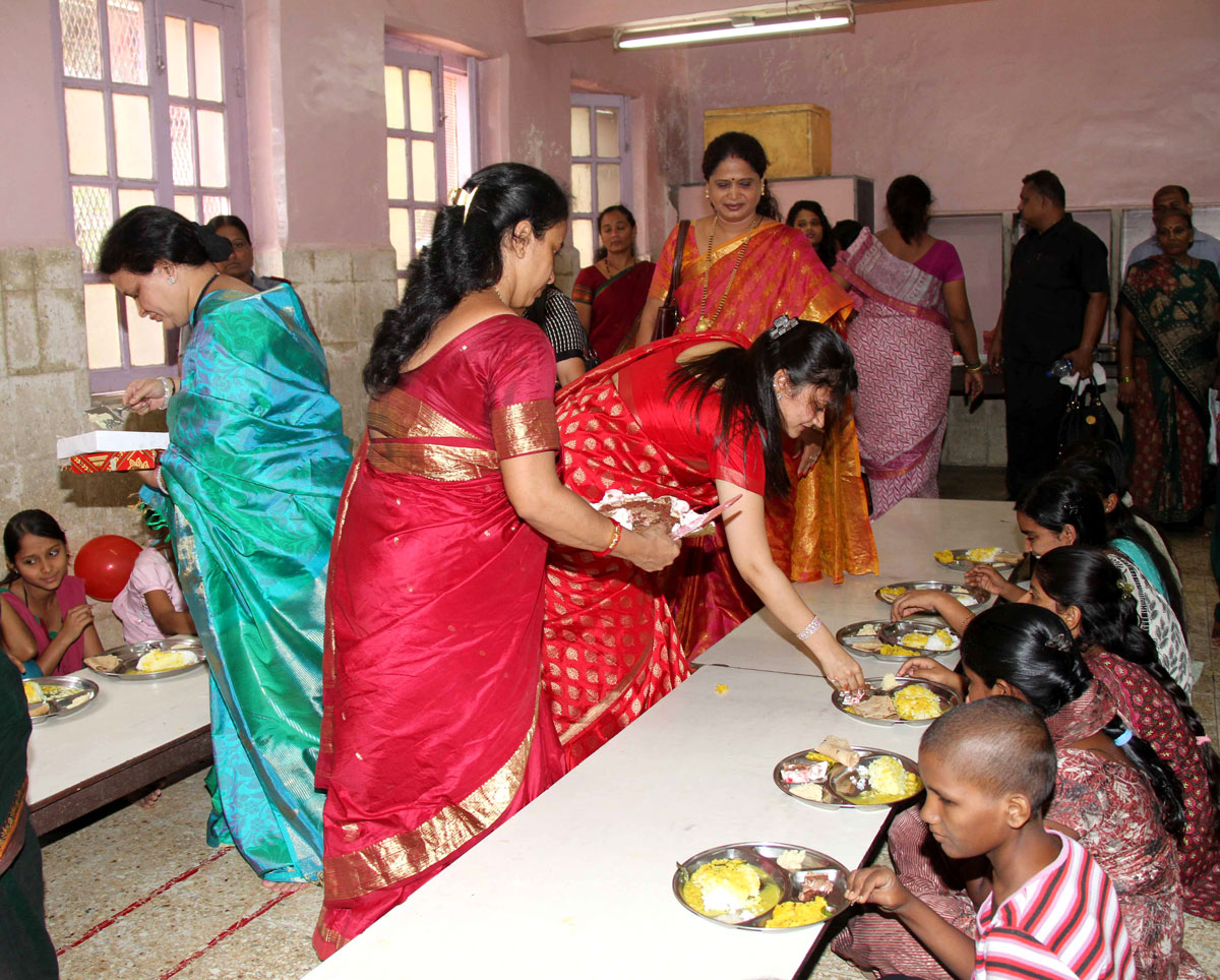 SMT.NILAMTAI NARAYANRAO RANE CELEBRATES HER BIRTHDAY WITH ORPHANAGE CHILDRENS HOME AT SION.