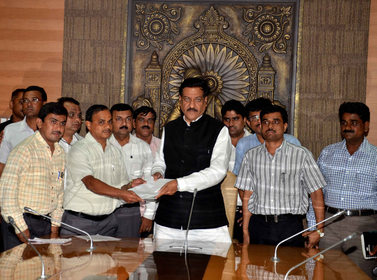 MANTRALYA REVENUE MINISTRY DEPT.WORKER'S MEETS CHIEF MINISTER PRITHVIRAJ CHAVAN AT VIDHAN BHAVAN.