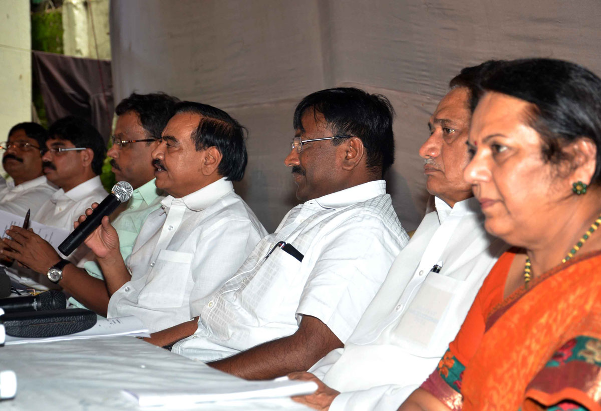 OPPOSITION LEADER EKNATH KHADSE WITH SHIV SENA & MNS LEADER'S PRESS CONFERENCE AT B4 BUNGLOW OPPOSITE MANTRALYA.