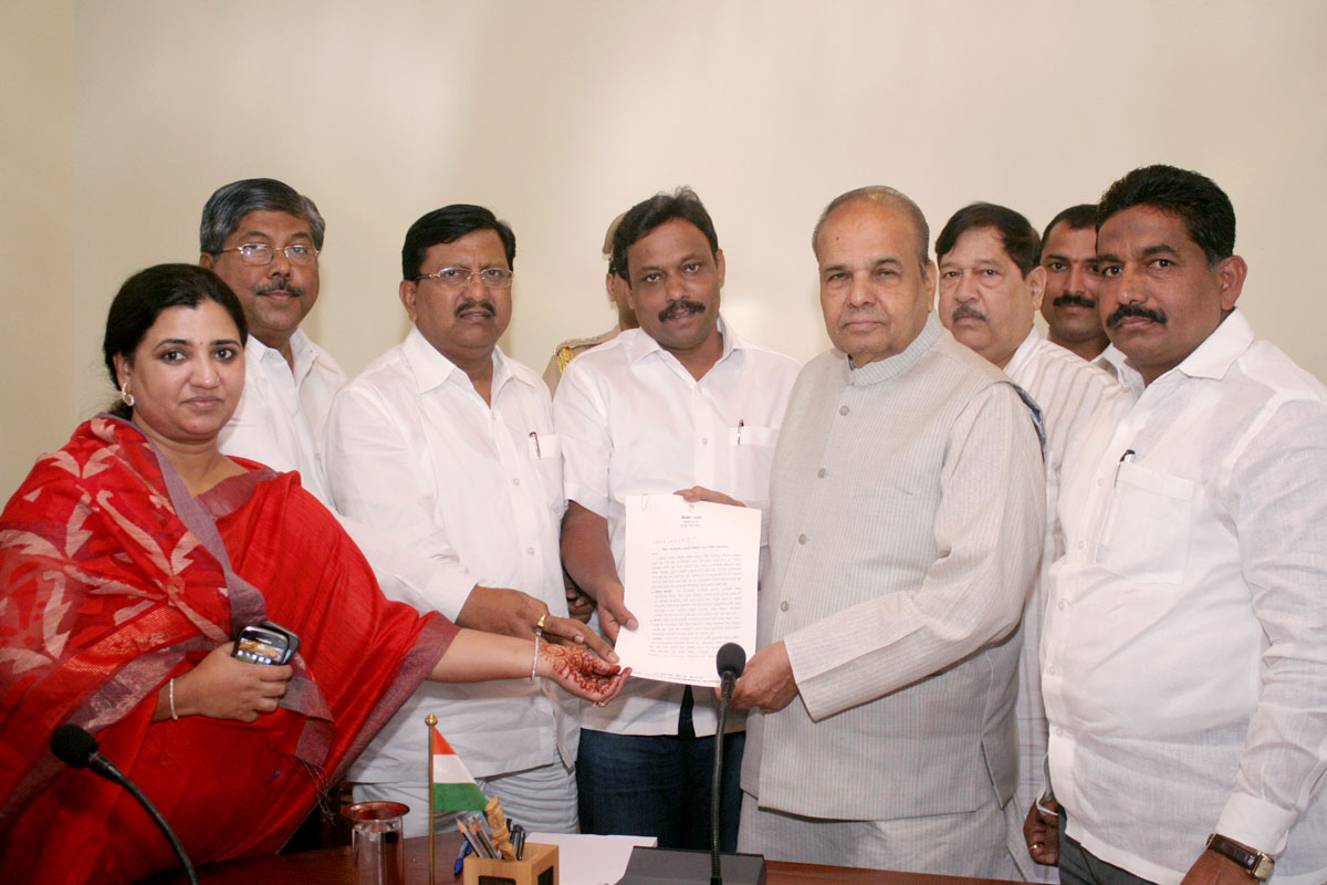 BJP DELEGATION MEETS GOVERNOR K.SANKARNARAYANAN AT PUNE DEMANDING REMOVAL OF HOME MINISTER RESTORATION OF FODDER DEPOTS.