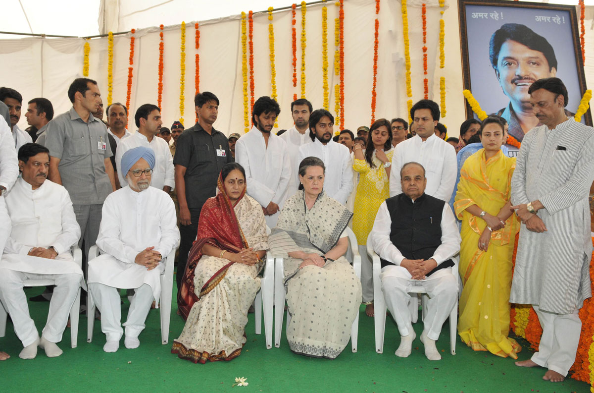 TRIBUTE TO UNION MINISTER & EX.CHIEF MINISTER VILASRAO DESHMUKH ON HIS FUNERAL AT LATUR.