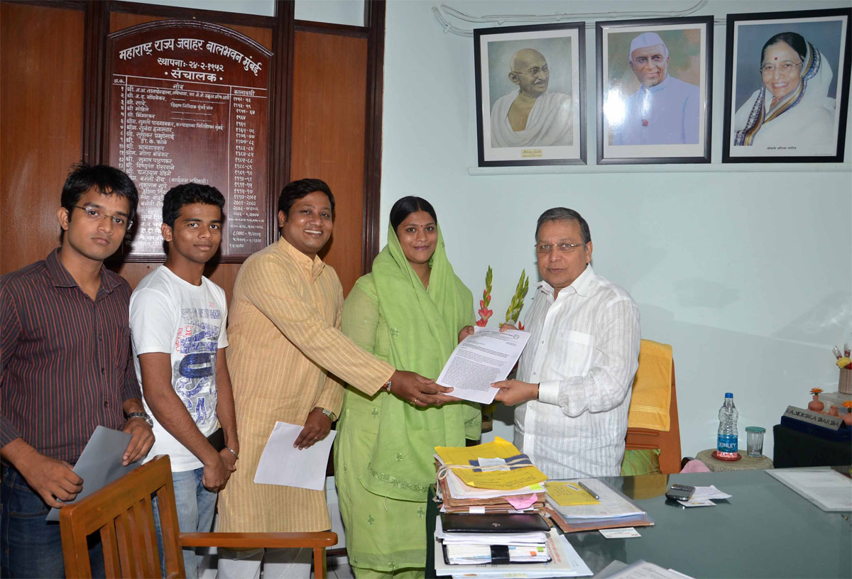 HEENA VIJAY KANOJIA PRESIDENT NSUI MUMBAI CITY MEETS EDUCATION MINISTER RAJENDRA DARDA AT JAWHAR BAL BHAVAN MARINE LINES.