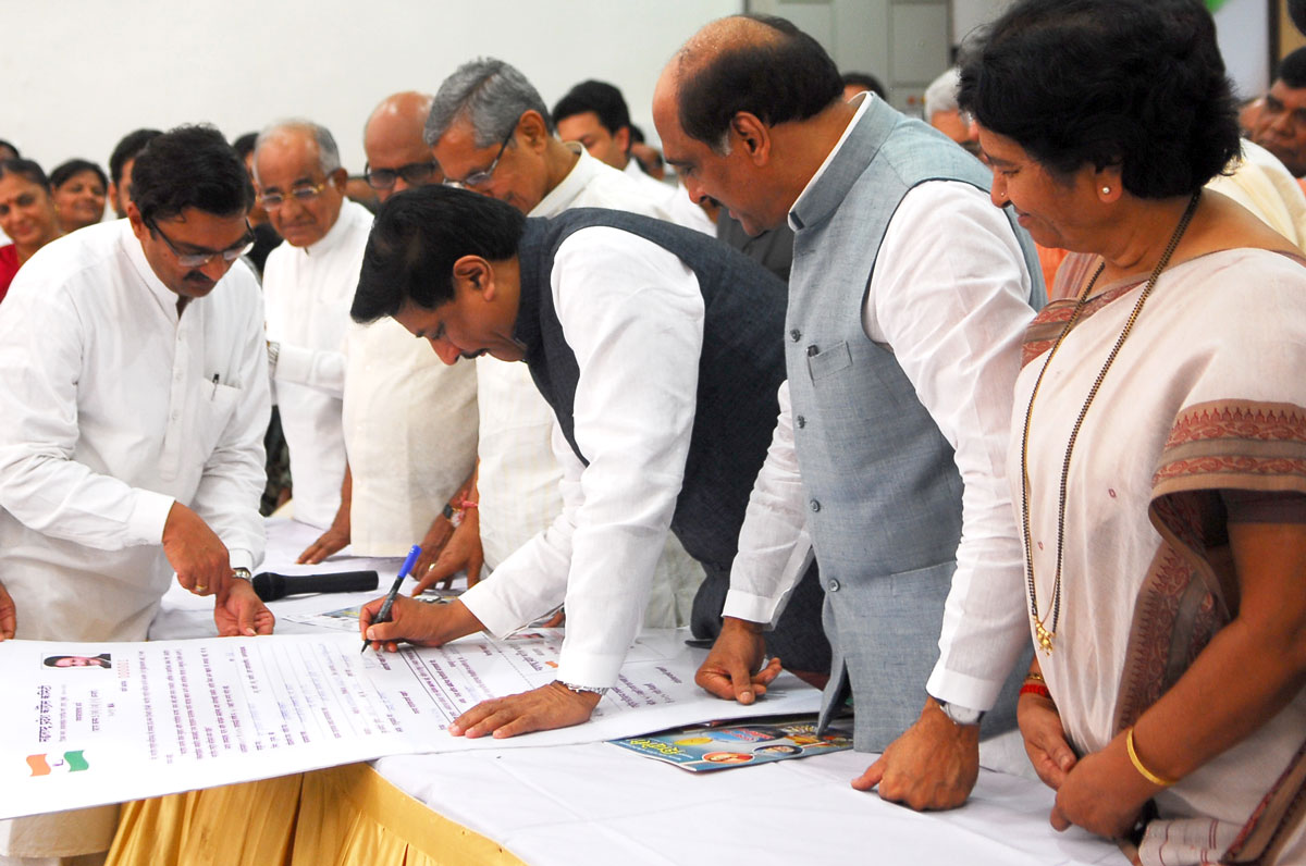 CHIEF MINISTER PRITHVIRAJ CHAVAN,AICC OBSERVER MOHAN PRAKASH & MPCC PRESIDENT MANIKRAO THAKARE ON OCCASION OF CONGRESS PARTY MEMBERSHIP DRIVE AT DADAR TILAK BHAVAN.