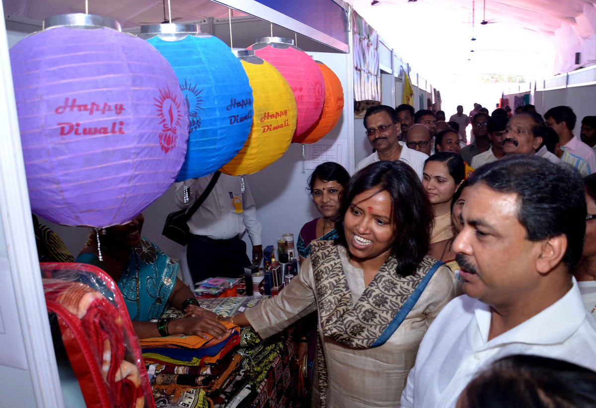 MINISTER MOHD ARIF NASIM KHAN & MINISTER VARSHATAI GAIKWAD INAUGURATION DEEPUTSAV 2012 AT BANDRA RECLAMATION.