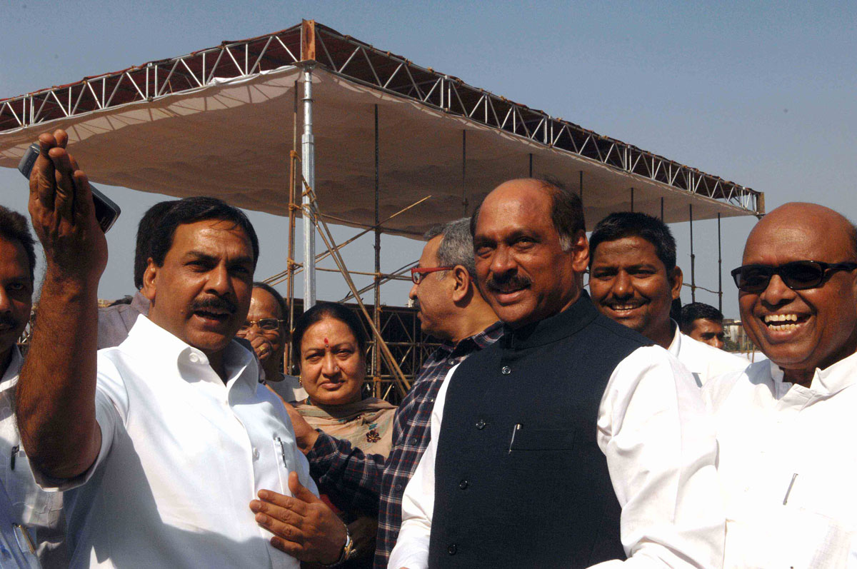 MPCC PRESIDENT MANIKRAO THAKRE, MINISTER ARIF NASIM KHAN & M.P.EKNATH GAIKAWAD  IN CONGRESS FOUNDATION DAY PRESS CONFRENCE AT SOMAYA GROUND SION.