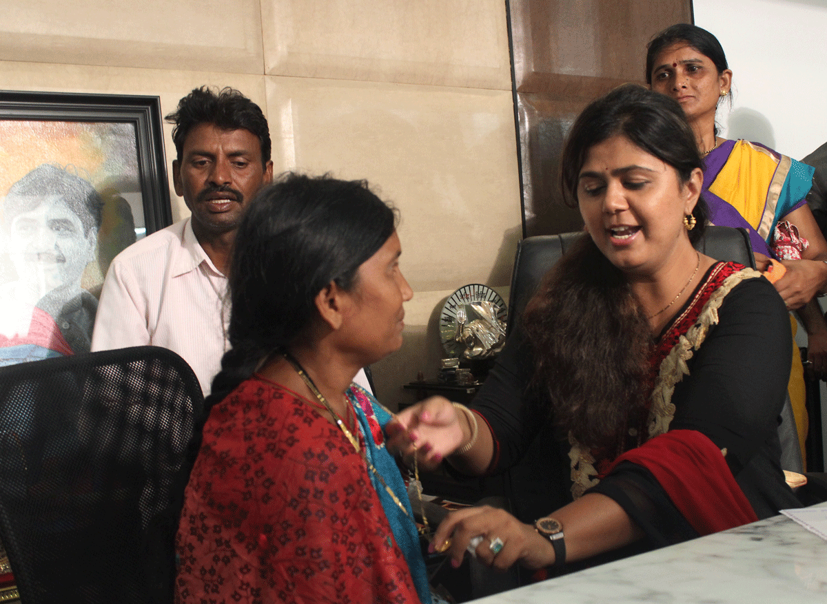 Rural Development Minister Pankaja Munde-Palve Felicitates Sangita Ohale.