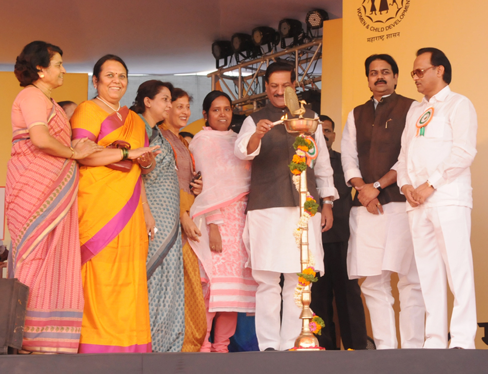 ON "WOMENS DAY" CHIEF MINISTER PRITHVIRAJ CHAVAN,DY.CHIEF MINISTER AJIT PAWAR & MINISTER VARSHATAI GAIKWAD ( MAHILA & BAL VIKAS ) AT PUNE BALEWADI.
