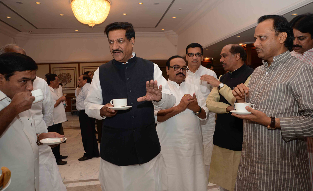 CHIEF MINISTER PRITHVIRAJ CHAVAN ORGANIZE TEA PARTY BEFORE BUDGET SESSION AT SAHIYADRI GUEST HOUSE MALBAR HILL.