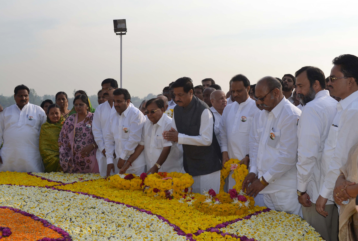 CHIEF MINISTER PRITHVIRAJ CHAVAN & DY.CHIEF MINISTER AJIT PAWAR  OWES TRIBUTE TO EX.CHIEF MINISTER LATE Y.B.CHAVAN ON HIS BIRTH ANNIVERSARY AT KARAD.