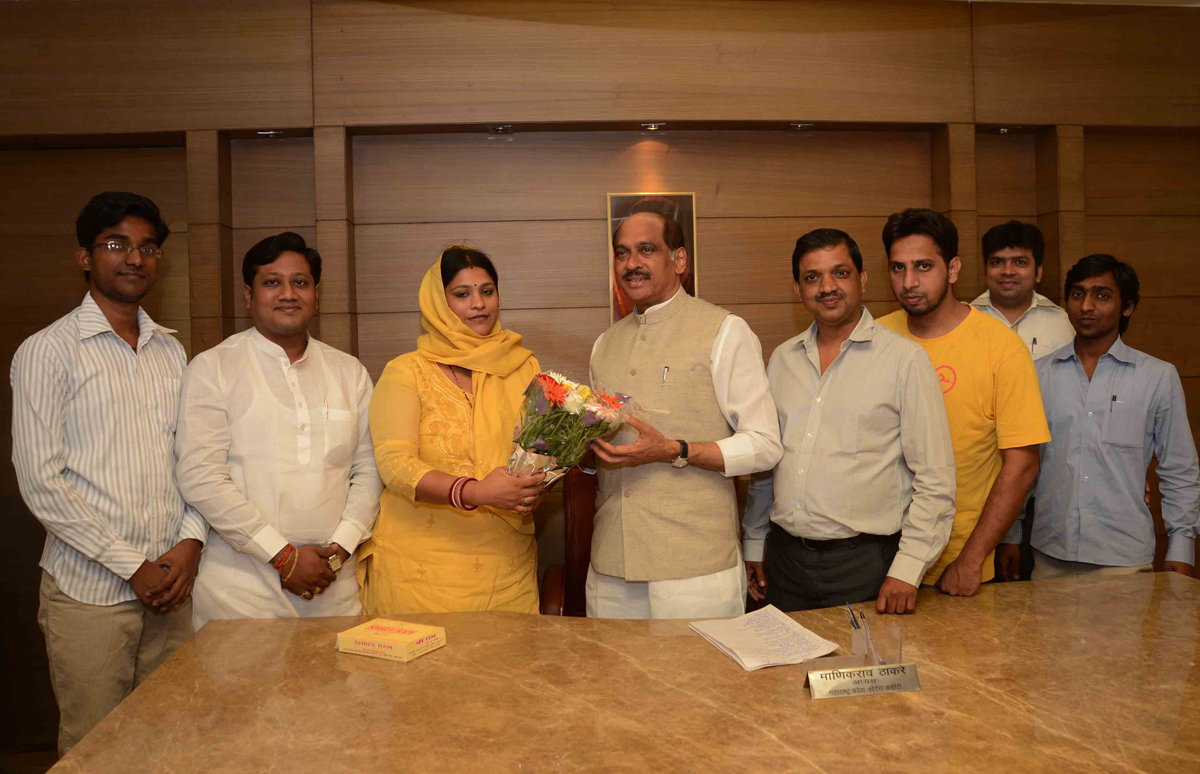 MPCC PRESIDENT MANIKRAO THAKRE CONGRATULATING MRS HEENA VIJAY KANOJIA ON BEING APPOINTED AS THE NATIONAL CO-ORDINATOR OF NSUI AT GANDHI BHAVAN.