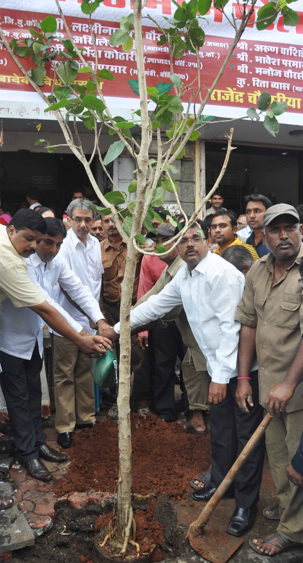 MLA AMIN PATEL TREE PLANTATION PROGRAMME ORG BY MUMBADEVI ASSEMBLY YOUTH CONGRESS AT GOLLDEOL MANDIR.