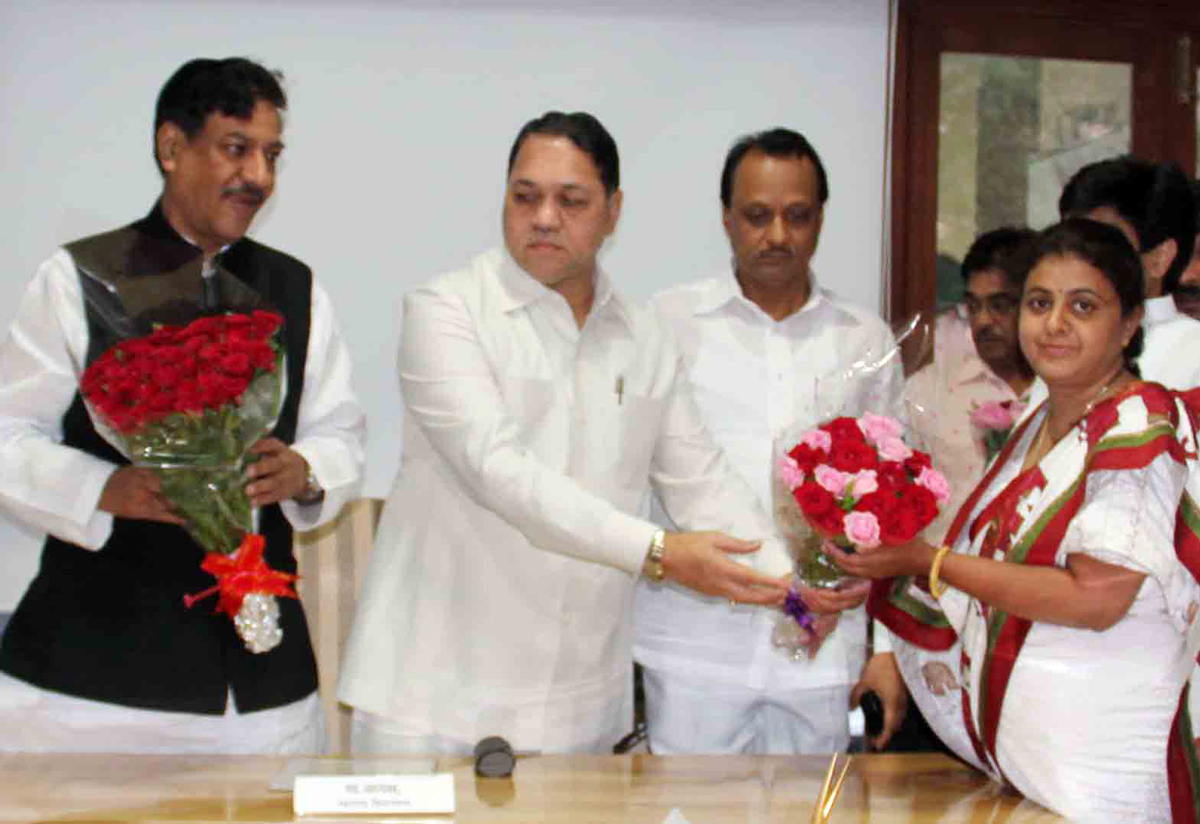 VIDHAN SABHA SPEAKER DILIP VALSE PATIL,CHIEF MINISTER PRITHVIRAJ CHAVAN,DY CHIEF MINISTER AJITDADA PAWAR & NEWLY ELECTED YAVATMAL ASSEMBLY MLA NANDANI NILESH PARVEKAR AT VIDHAN BHAVAN MUMBAI.
