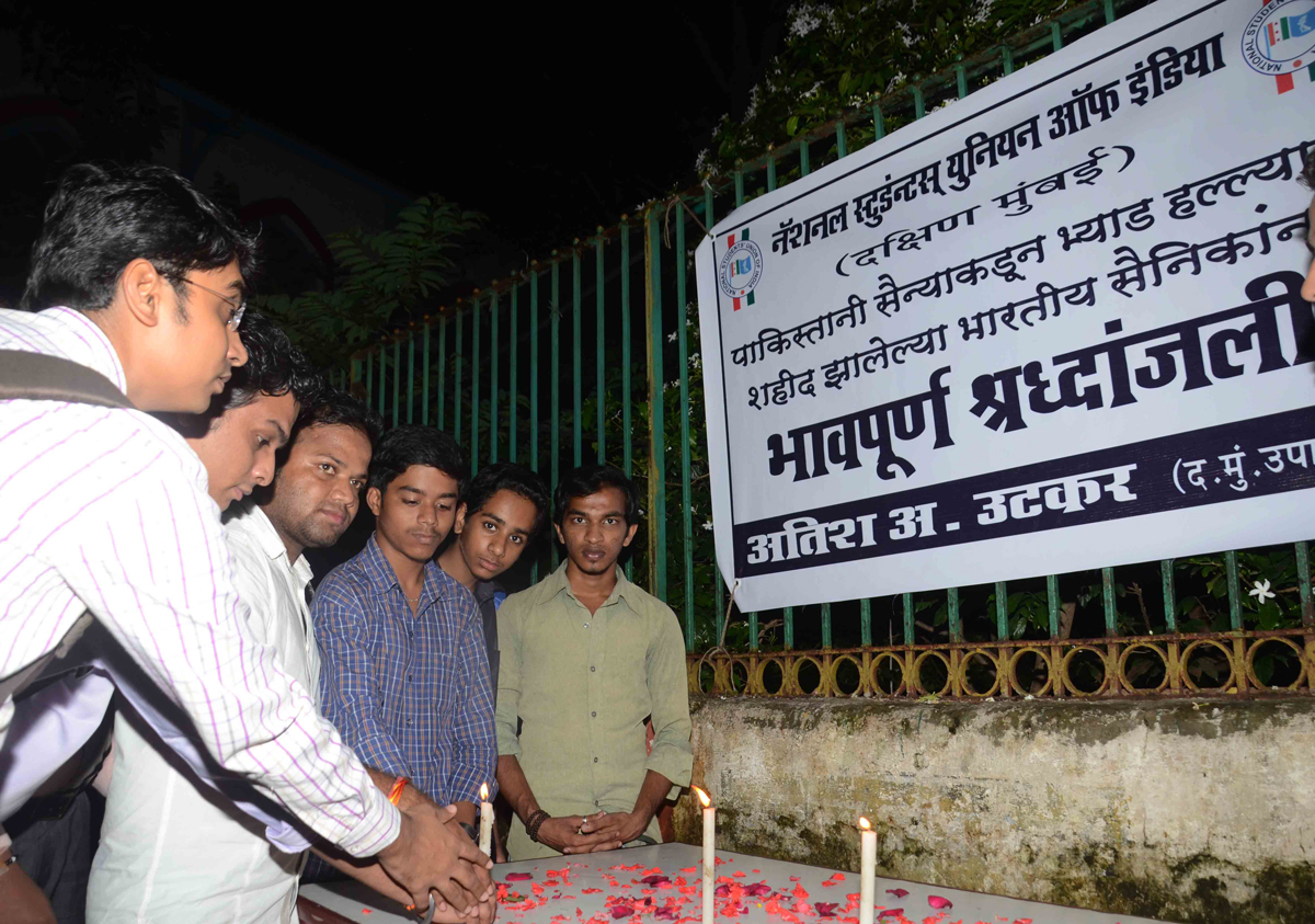 SOUTH MUMBAI NSUI PAYING HOMAGE TO MARTYRS IN KASHMIR ATTACK.