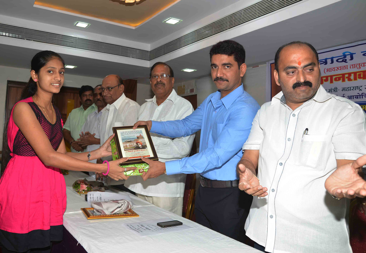 FELICITATION OF STUDENTS & SENIOR CITIZENS BY MUMBAI POLICE ADDITIONAL COMMISSIONER VISHWAS NANGARE PATIL AT BYCULLA.