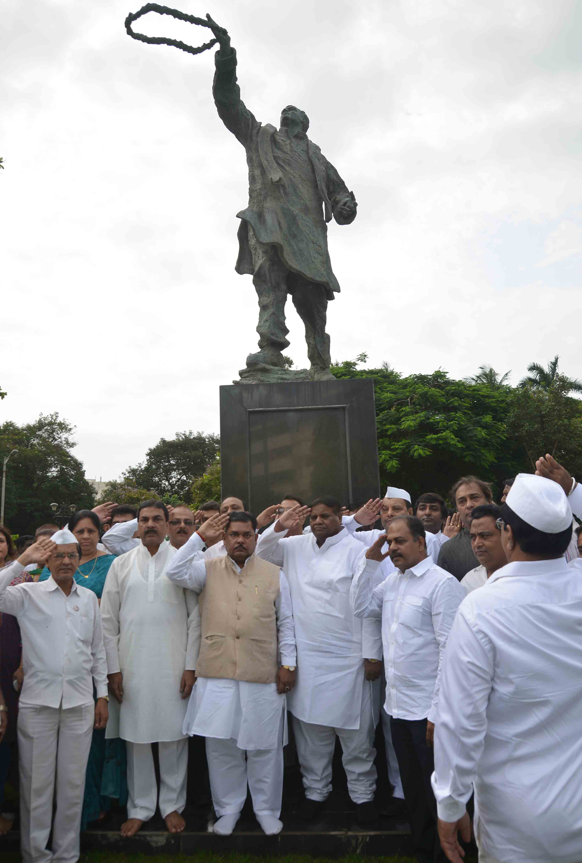 MUMBAI CONGRESS PAYING HOMAGE TO BHARAT RATNA  LATE PRIME MINISTER RAJIV GANDHI ON HIS BIRTH ANNIVERSARY AT COOPERAGE MAIDAN.