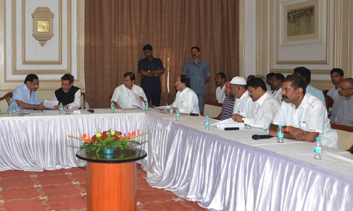 CHIEF MINISTER PRITHVIRAJ CHAVAN & MINISTER NARAYANRAO RANE AT SAHYADRI GUEST HOUSE.