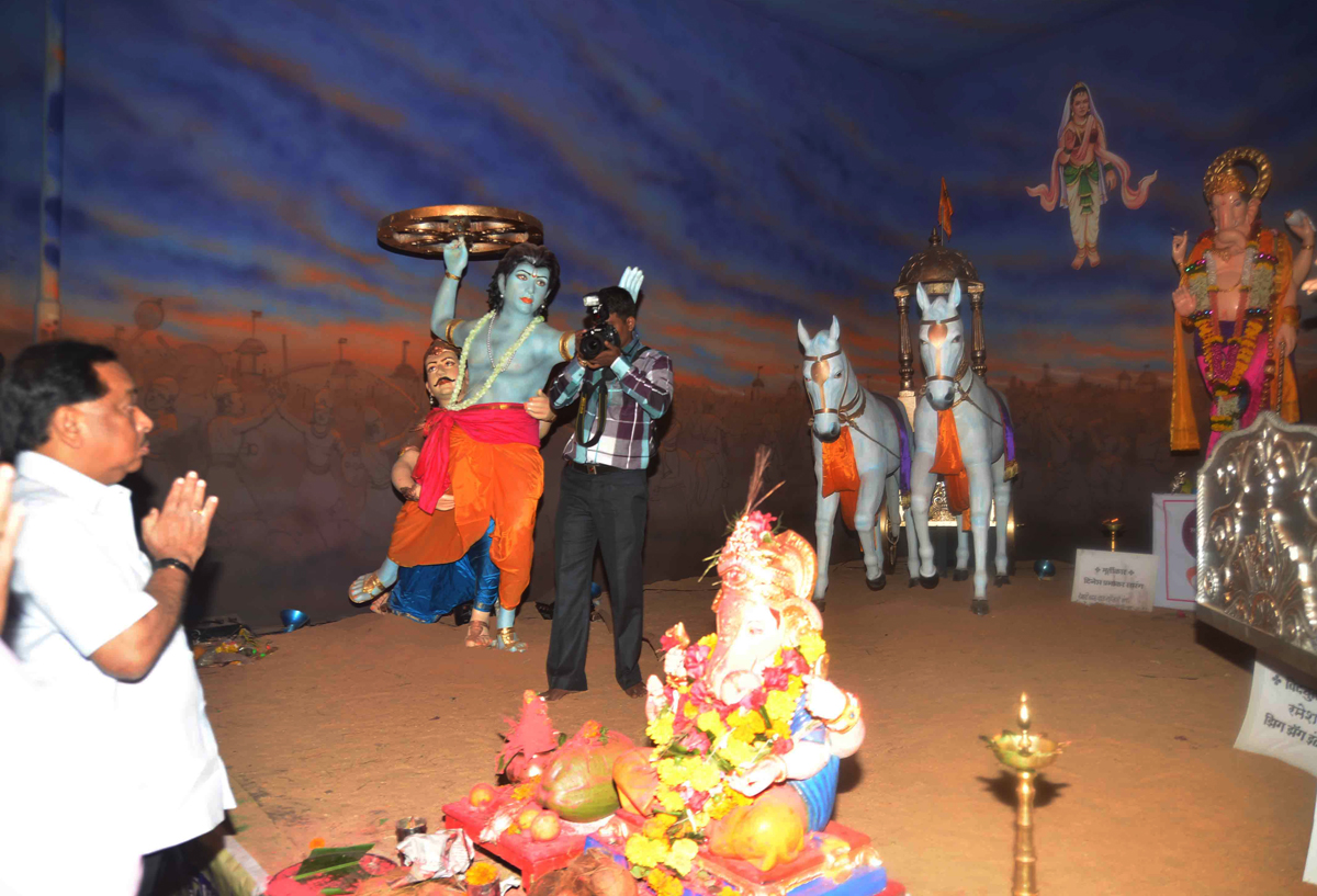 MINISTER NARAYANRAO RANE AT RANGARI BADAK CHAWL FOR GANPATI DARSHAN.