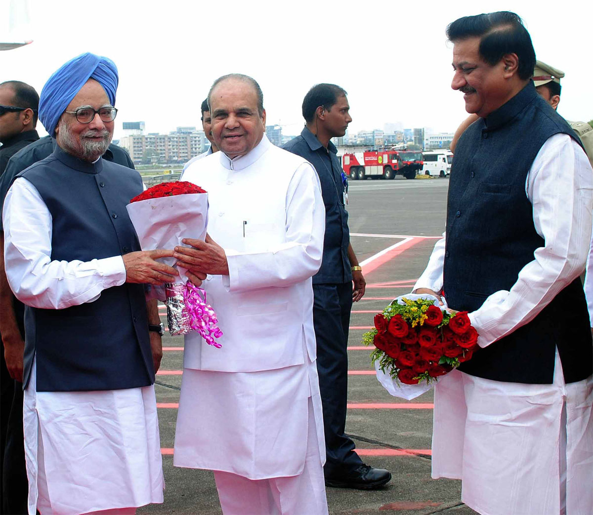 PRIME MINISTER DR.MANMOHAN SINGH VISITED MUMBAI WELCOMED BY GOVERNOR K. SHANKARNARAYANAN ,CHIEF MINISTER PRITHVIRAJ CHAVAN AT CSI AIR PORT.