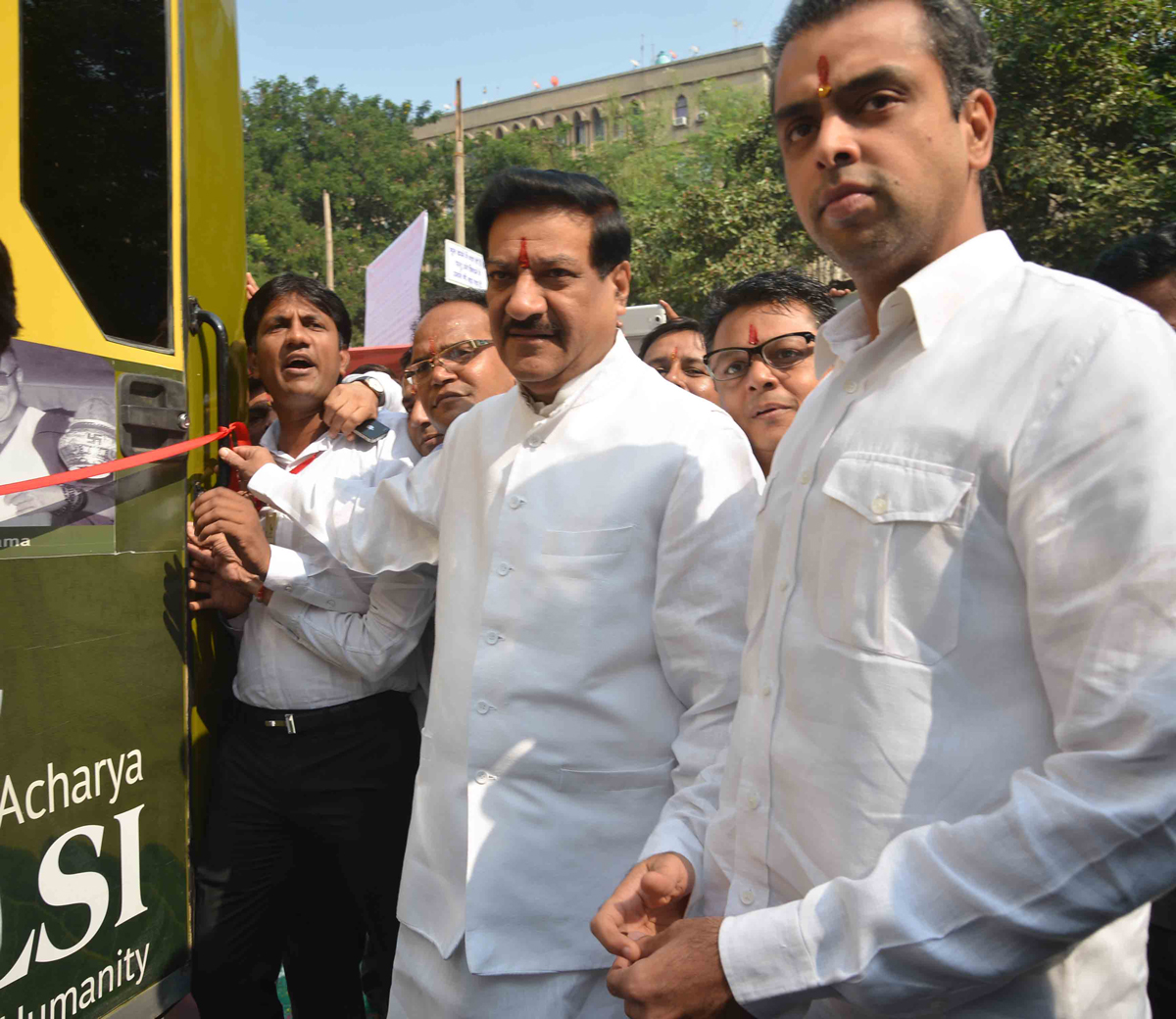 CHIEF MINISTER PRITHVIRAJ CHAVAN & UNION MINISTER OF STATE MILIND DEORA AT AZAD MAIDAN.