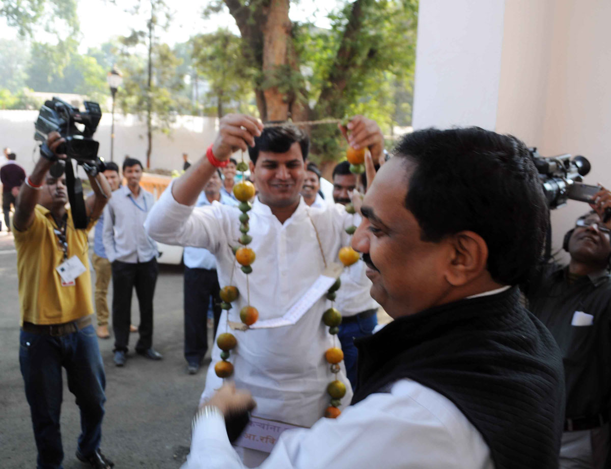 MLA Ravi Rana protest at Nagpur vidhan bhavan.
