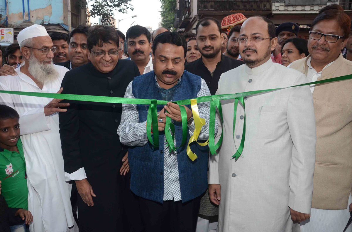 Mumbai Mayor Sunil Prabhu inaugurates Bhendi Bazar Festival.