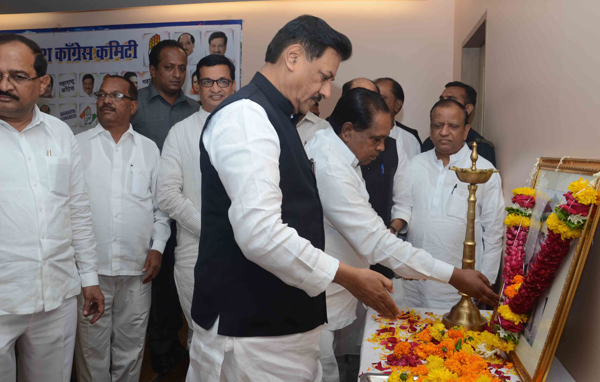 Shirdi Loksabha Shivsena MP Bhausaheb Wakchoure meets Chief Minister Prithviraj Chavan,MPCC President Manikrao Thakare at Gandhi Bhavan Mumbai.