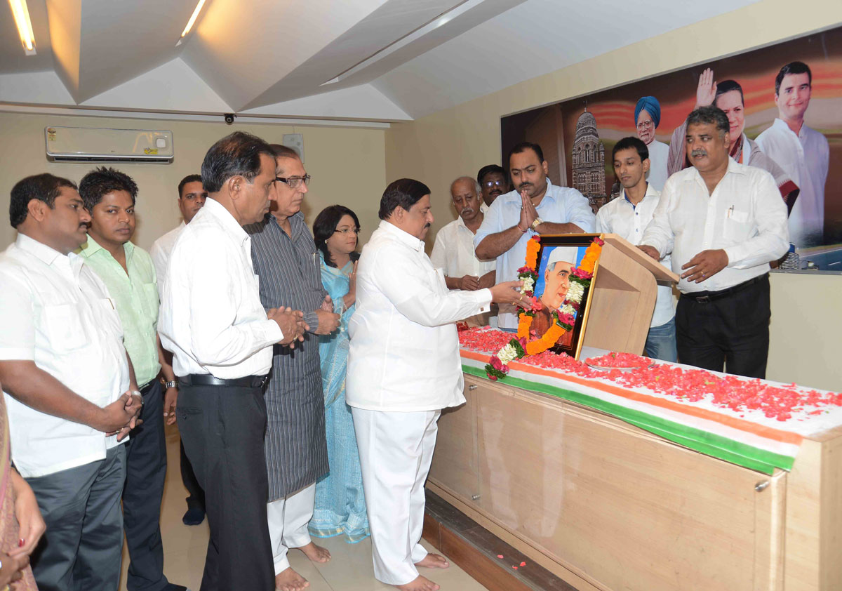 MRCC Paying Tribute to India's 1ST Prime Minister Late Pandit Jawaharlal  Nehru on his Death Anniversary.