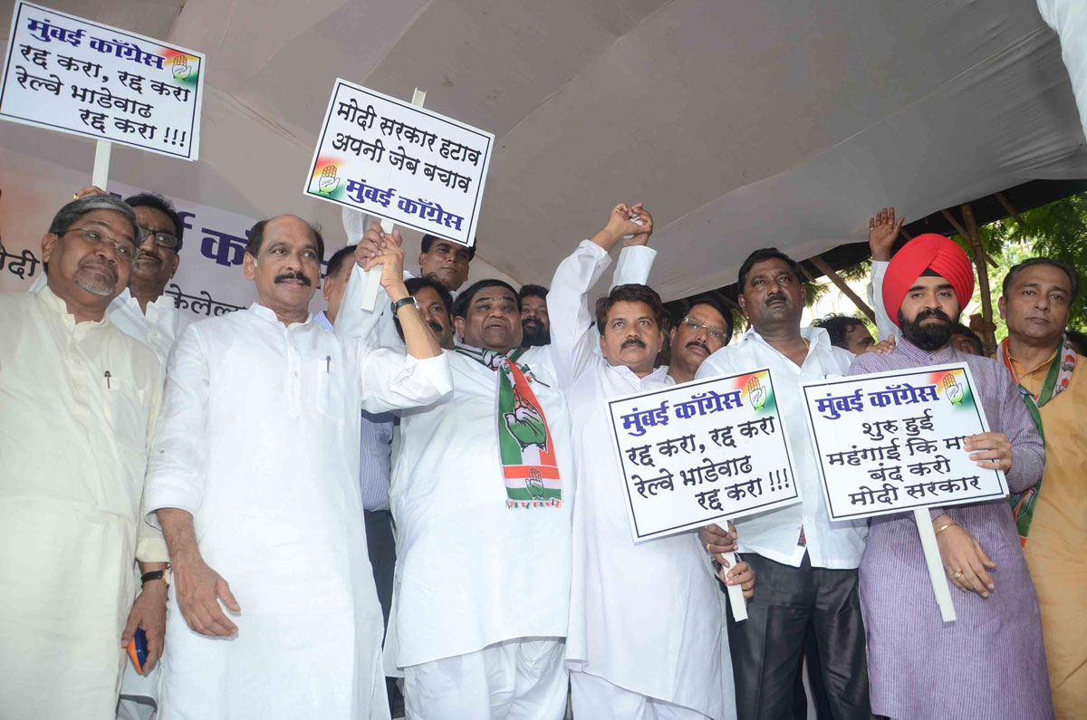 Mumbai Congress President's Prof.Janardan Chandurkar with Mumbai Congress Team Protest Against Railway Fare Hike at CST Azad Maidan.