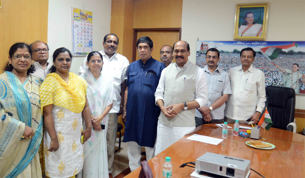 AICC Senior Leader Oscar Fernandes Meets MPCC President Manikrao Thakre at Tilak Bhavan Dadar.