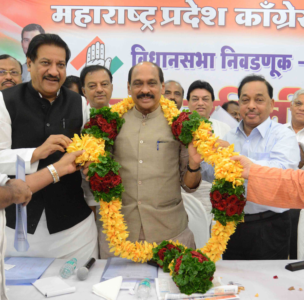 Congress Leader's Giving Birthday Wishes to MPCC President Manikrao Thakre at Tilak Bhavan Dadar.