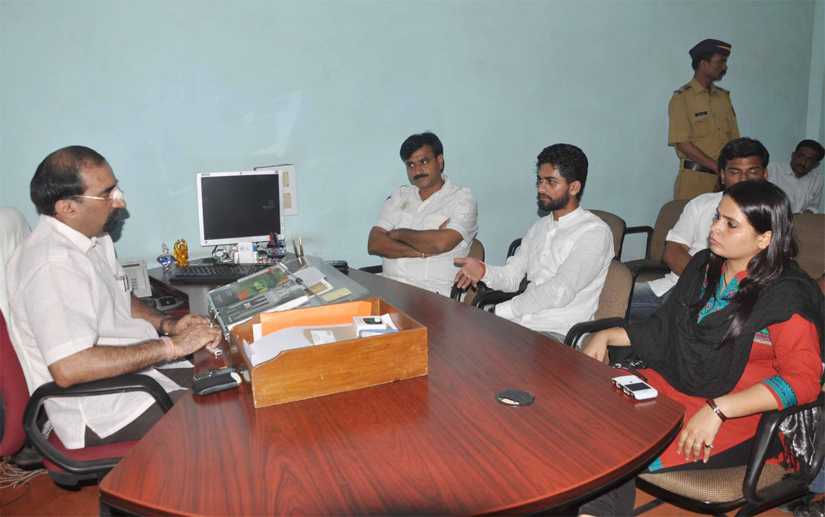 NSUI ALL INDIA GENERAL SECRETRY AMRITA DHAWANJI AND MUMBAI STATE PRESIDENT SURAJ SINGH THAKUR MEETS EXAMINER CONTROKLLER VILAS SHINDE AT KALINA UNIVERSITY.