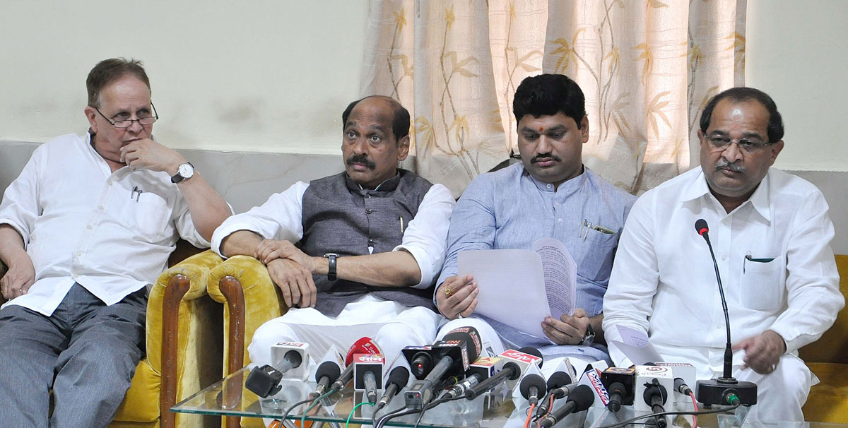 Joint Press Conference of Congress-NCP Opposition Party Leader,s Radhakrishna Vikhe Patil & Dhananjay Munde during Assembly Winter Session at Nagpur Vidhan Bhavan.