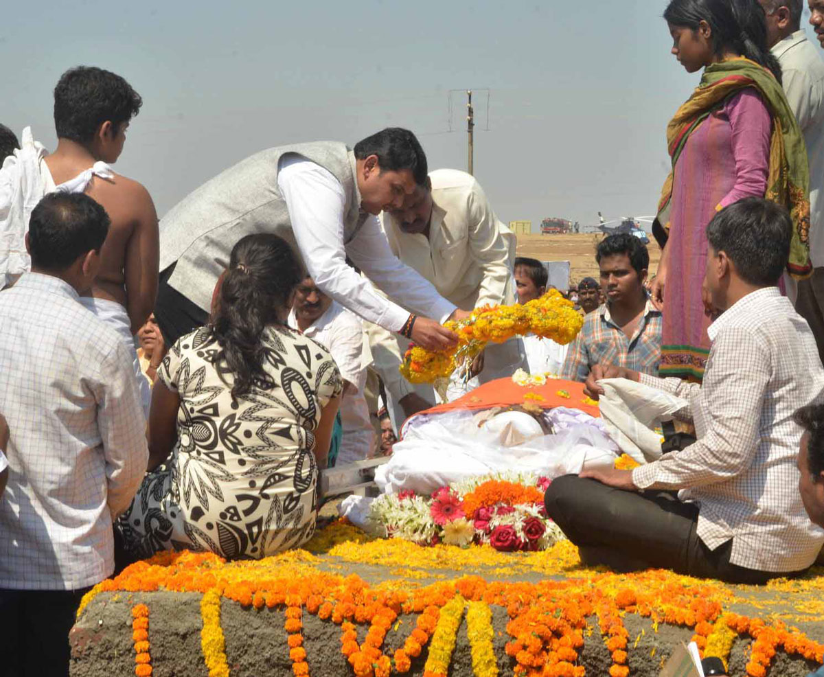 Funeral of Great Grass Root Leader Hon'ble R.R.Patil at Sangli Tasgaon Anjani.